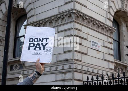 Londra, Regno Unito. 05th Set, 2022. Un cartello scritto 'non pagare' visto essere tenuto fuori Downing Street. I sostenitori delle iniziative 'Do't Pay UK' protestano fuori Downing Street il giorno in cui Liz Truss è stato eletto come il prossimo leader conservatore. Liz Truss dovrebbe assumere il controllo di Boris Johnson come prossimo primo ministro britannico e la sua prima priorità nazionale sarà quella di affrontare il costo della crisi con l’impennata delle bollette energetiche. (Foto di Hesther ng/SOPA Images/Sipa USA) Credit: Sipa USA/Alamy Live News Foto Stock