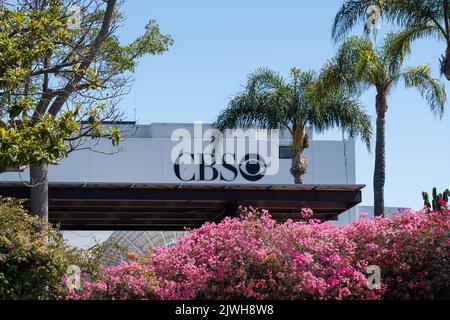 Los Angeles, CA, USA - 6 luglio 2022: Primo piano del logo CBS sull'edificio della CBS Television City di Los Angeles, CA, USA. Foto Stock