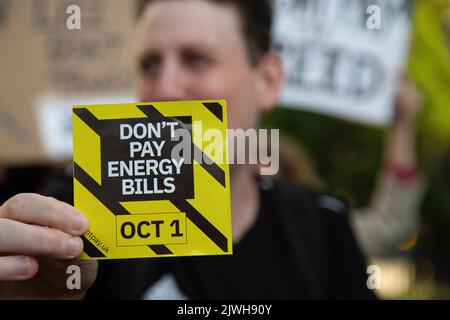 Londra, Regno Unito. 05th Set, 2022. Un protester tiene un cartello che dice 'non pagare le bollette di energia' durante una dimostrazione di non pagare. La protesta di Do't Pay sta incoraggiando i sostenitori a cancellare i loro pagamenti di addebito diretto alle compagnie energetiche in massa il 1 ottobre. Credit: SOPA Images Limited/Alamy Live News Foto Stock