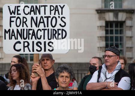 Londra, Regno Unito. 05th Set, 2022. I manifestanti hanno un cartello che dice "non possiamo pagare per la crisi prodotta dalla NATO" durante una dimostrazione "non pagare". La protesta di Do't Pay sta incoraggiando i sostenitori a cancellare i loro pagamenti di addebito diretto alle compagnie energetiche in massa il 1 ottobre. Credit: SOPA Images Limited/Alamy Live News Foto Stock