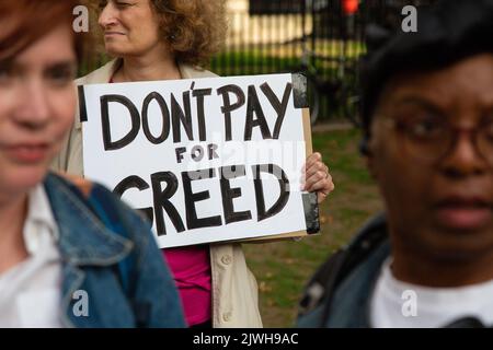 Londra, Regno Unito. 05th Set, 2022. Un manifestante tiene un cartello che dice "non pagare per l'avidità" durante una dimostrazione "non pagare". La protesta di Do't Pay sta incoraggiando i sostenitori a cancellare i loro pagamenti di addebito diretto alle compagnie energetiche in massa il 1 ottobre. (Foto di Thabo Jaiyesimi/SOPA Images/Sipa USA) Credit: Sipa USA/Alamy Live News Foto Stock