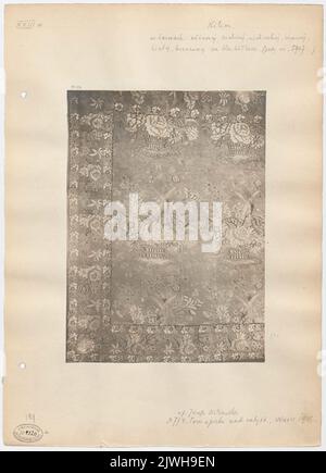 Kilim nei colori rosa, verde, blu, rosso, bianco e marrone su sfondo giallo, dono di Józefa Ostrowska, dalla collezione della Società per la cura dei monumenti storici nel 1915. Sconosciuto, fotografo Foto Stock