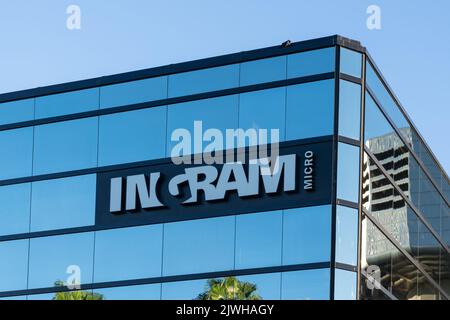 Irvine, CA, USA - 9 luglio 2022: Ingram Micro firma sull'edificio presso la sua sede centrale a Irvine, CA, USA. Foto Stock