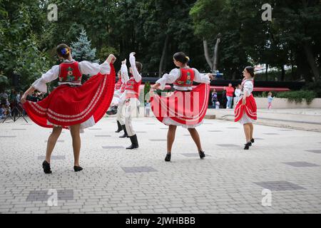 Odessa, Ucraina. 04th Set, 2022. Gli studenti del centro cittadino di Odessa di Arte coreografica hanno visto esibirsi al Summer Theater Gorsad. Il 4 settembre 2022, al Summer Theater 'Gorsad' si è svolta una performance da parte degli studenti del centro cittadino di Odessa di Arte coreografica. Durante la performance, al pubblico è stata mostrata una varietà di danze. Credit: SOPA Images Limited/Alamy Live News Foto Stock