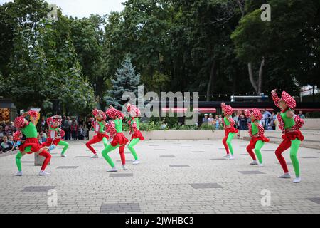 Odessa, Ucraina. 04th Set, 2022. Gli studenti del centro cittadino di Odessa di Arte coreografica hanno visto esibirsi al Summer Theater Gorsad. Il 4 settembre 2022, al Summer Theater 'Gorsad' si è svolta una performance da parte degli studenti del centro cittadino di Odessa di Arte coreografica. Durante la performance, al pubblico è stata mostrata una varietà di danze. Credit: SOPA Images Limited/Alamy Live News Foto Stock