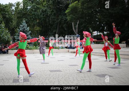 Odessa, Ucraina. 04th Set, 2022. Gli studenti del centro cittadino di Odessa di Arte coreografica hanno visto esibirsi al Summer Theater Gorsad. Il 4 settembre 2022, al Summer Theater 'Gorsad' si è svolta una performance da parte degli studenti del centro cittadino di Odessa di Arte coreografica. Durante la performance, al pubblico è stata mostrata una varietà di danze. Credit: SOPA Images Limited/Alamy Live News Foto Stock