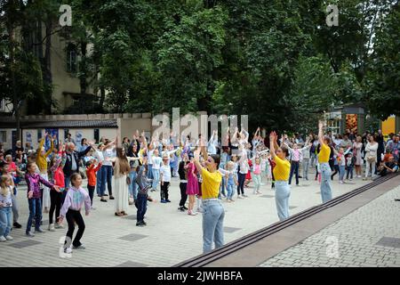 Odessa, Ucraina. 04th Set, 2022. Gli studenti del centro cittadino di Odessa di Arte coreografica hanno visto esibirsi al Summer Theater Gorsad. Il 4 settembre 2022, al Summer Theater 'Gorsad' si è svolta una performance da parte degli studenti del centro cittadino di Odessa di Arte coreografica. Durante la performance, al pubblico è stata mostrata una varietà di danze. Credit: SOPA Images Limited/Alamy Live News Foto Stock