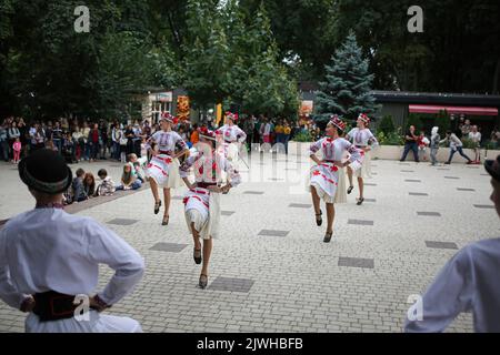 Odessa, Ucraina. 04th Set, 2022. Gli studenti del centro cittadino di Odessa di Arte coreografica hanno visto esibirsi al Summer Theater Gorsad. Il 4 settembre 2022, al Summer Theater 'Gorsad' si è svolta una performance da parte degli studenti del centro cittadino di Odessa di Arte coreografica. Durante la performance, al pubblico è stata mostrata una varietà di danze. Credit: SOPA Images Limited/Alamy Live News Foto Stock