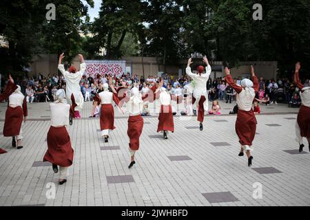 Odessa, Ucraina. 04th Set, 2022. Gli studenti del centro cittadino di Odessa di Arte coreografica hanno visto esibirsi al Summer Theater Gorsad. Il 4 settembre 2022, al Summer Theater 'Gorsad' si è svolta una performance da parte degli studenti del centro cittadino di Odessa di Arte coreografica. Durante la performance, al pubblico è stata mostrata una varietà di danze. Credit: SOPA Images Limited/Alamy Live News Foto Stock