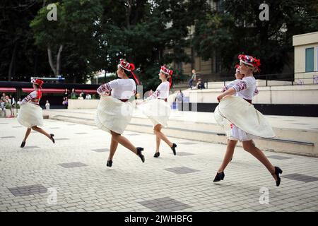 Odessa, Ucraina. 04th Set, 2022. Gli studenti del centro cittadino di Odessa di Arte coreografica hanno visto esibirsi al Summer Theater Gorsad. Il 4 settembre 2022, al Summer Theater 'Gorsad' si è svolta una performance da parte degli studenti del centro cittadino di Odessa di Arte coreografica. Durante la performance, al pubblico è stata mostrata una varietà di danze. Credit: SOPA Images Limited/Alamy Live News Foto Stock