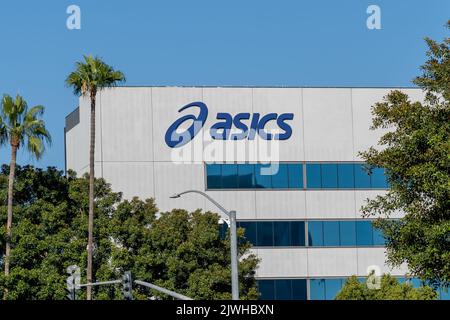 Irvine, CA, USA - 9 luglio 2022: L'edificio per uffici di ASICS America Corporation è esposto a Irvine, CA, USA Foto Stock