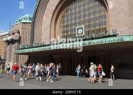 Helsinki, Finlandia - 20 agosto 2022: L'ingresso principale alla stazione ferroviaria centrale di Helsinki. Foto Stock