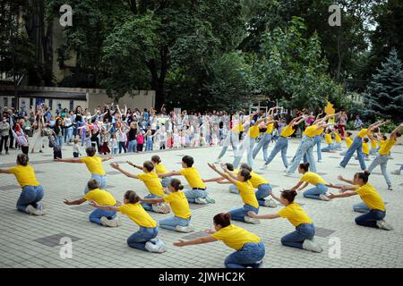 Odessa, Ucraina. 04th Set, 2022. Gli studenti del centro cittadino di Odessa di Arte coreografica hanno visto esibirsi al Summer Theater Gorsad. Il 4 settembre 2022, al Summer Theater 'Gorsad' si è svolta una performance da parte degli studenti del centro cittadino di Odessa di Arte coreografica. Durante la performance, al pubblico è stata mostrata una varietà di danze. (Foto di Viacheslav Onyshchenko/SOPA Images/Sipa USA) Credit: Sipa USA/Alamy Live News Foto Stock