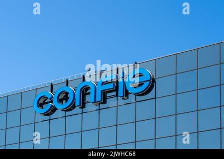 Huntington Beach, CA, USA - 10 luglio 2022: Primo piano del simbolo di Confie nell'edificio della sede centrale di Huntington Beach, CA, USA. Foto Stock