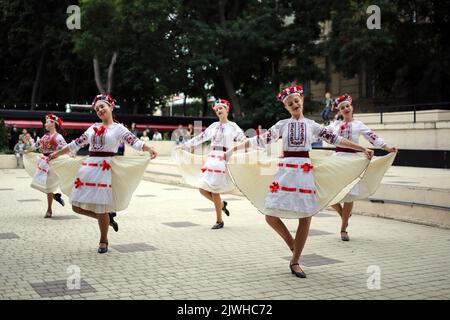 Odessa, Ucraina. 04th Set, 2022. Gli studenti del centro cittadino di Odessa di Arte coreografica hanno visto esibirsi al Summer Theater Gorsad. Il 4 settembre 2022, al Summer Theater 'Gorsad' si è svolta una performance da parte degli studenti del centro cittadino di Odessa di Arte coreografica. Durante la performance, al pubblico è stata mostrata una varietà di danze. (Foto di Viacheslav Onyshchenko/SOPA Images/Sipa USA) Credit: Sipa USA/Alamy Live News Foto Stock