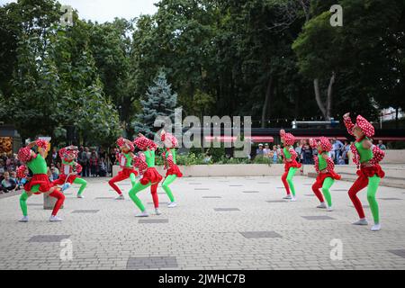 Odessa, Ucraina. 04th Set, 2022. Gli studenti del centro cittadino di Odessa di Arte coreografica hanno visto esibirsi al Summer Theater Gorsad. Il 4 settembre 2022, al Summer Theater 'Gorsad' si è svolta una performance da parte degli studenti del centro cittadino di Odessa di Arte coreografica. Durante la performance, al pubblico è stata mostrata una varietà di danze. (Foto di Viacheslav Onyshchenko/SOPA Images/Sipa USA) Credit: Sipa USA/Alamy Live News Foto Stock