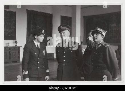 Museo Nazionale di Varsavia. Dwight David Eisenhower, comandante in capo delle forze armate statunitensi in Europa, visita la mostra 'Warsaw accuses' in compagnia di ad es. Gen. Marian Spychalski – ospiti nella cosiddetta “Sala dei Musei”. Wytwórnia Filmowa. Agencja Fotografzna (Łódź ; 1945-?), fotografo Foto Stock