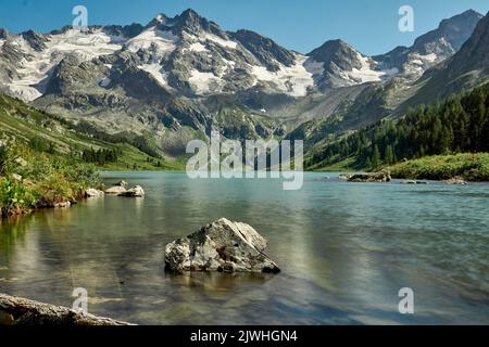 Acque turchesi del lago nella riserva naturale di Katunsky nelle montagne di Altai. A sole quattro ore di aereo da Mosca, vi troverete in un mondo completamente diverso: Il mondo delle montagne giovani e maestose, le ampie valli collinari verdi, le foreste di cedro, i fiumi turbolenti e i laghi glaciali. Altai! Foto Stock