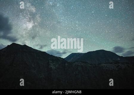 Cielo stellato sopra la riserva di Katunsky nelle montagne di Altai appena quattro ore in aereo da Mosca e vi trovate in un mondo completamente diverso: Il mondo delle montagne giovani maestose, le valli verdi collinari ampie, le foreste di cedro, i fiumi turbolenti e i laghi glaciali. Altai! Foto Stock