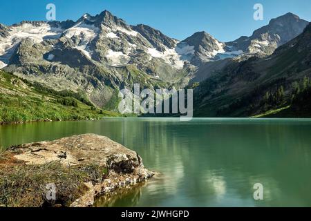 Acque turchesi del lago nella riserva naturale di Katunsky nelle montagne di Altai. A sole quattro ore di aereo da Mosca, vi troverete in un mondo completamente diverso: Il mondo delle montagne giovani e maestose, le ampie valli collinari verdi, le foreste di cedro, i fiumi turbolenti e i laghi glaciali. Altai! Foto Stock