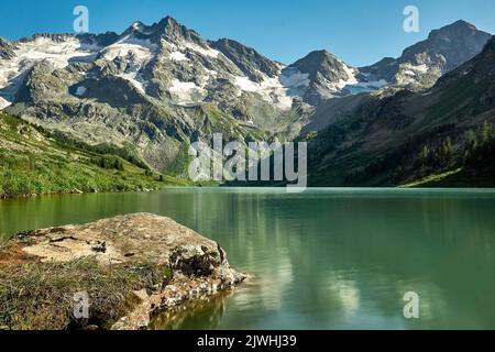 Katunsky riserva, Russia. 6th ago, 2022. Acque turchesi del lago nella riserva naturale di Katunsky nelle montagne Altai. Appena quattro ore di aereo da Mosca, e vi trovate in un mondo completamente diverso: Il mondo delle montagne giovani maestose, ampie valli verdi collinari, foreste di cedro, fiumi turbolenti e laghi glaciali. Altai! (Credit Image: © Mihail Siergiejevicz/SOPA Images via ZUMA Press Wire) Foto Stock