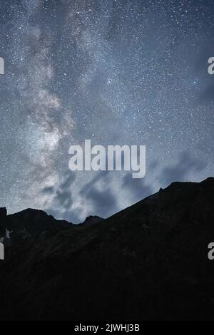 Katunsky riserva, Russia. 6th ago, 2022. Cielo stellato sopra la riserva di Katunsky nelle montagne di Altai.appena quattro ore in aereo da Mosca e vi trovate in un mondo completamente differente: Il mondo delle montagne giovani maestose, le valli verdi ampie collinari, le foreste di cedro, i fiumi turbolenti e i laghi glaciali. Altai! (Credit Image: © Mihail Siergiejevicz/SOPA Images via ZUMA Press Wire) Foto Stock