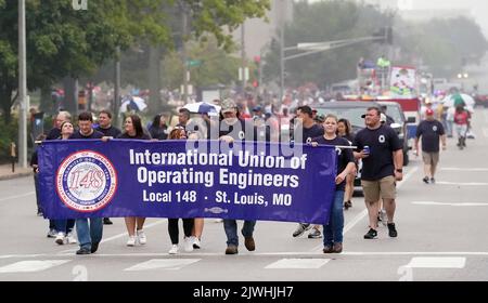 St. Louis, Stati Uniti. 05th Set, 2022. Gli ingegneri operativi si uniscono ad altri sindacati per marzo nella parata annuale del St. Louis Labor Day a St. Louis, lunedì 5 settembre 2022. Foto di Bill Greenblatt/UPI Credit: UPI/Alamy Live News Foto Stock