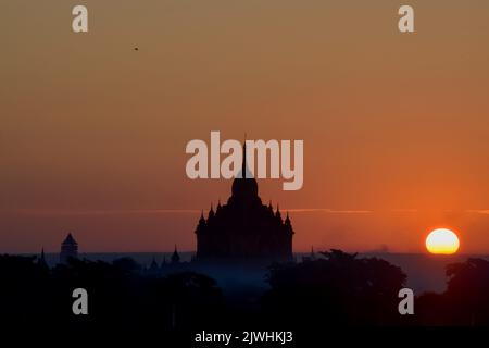 Bagan, Myanmar. 13th ago, 2022. Il Tempio di Htilominlo a Bagan al tramonto. Il tempio è uno degli ultimi grandi templi costruiti a Bagan. 'Città di mille pagode' si chiama Bagan. Il sito patrimonio dell'umanità è considerato uno dei più importanti siti di templi in tutto il sud-est asiatico. Per molti in Myanmar, il turismo era la principale fonte di reddito. Dopo il colpo di stato militare, nessuno viene più - e la disperazione è grande. (A dpa: Pagode orfane a Bagan: Myanmar e la fine del sogno turistico) Credit: Sai Nyi Phyu/-/dpa/Alamy Live News Foto Stock