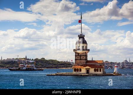 Bosforo con la famosa Torre Maiden Kiz Kulesi a Istanbul Foto Stock