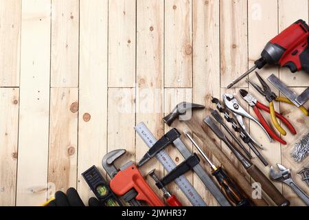 Set di riparazione utensili da costruzione su sfondo in legno. Pianta del pavimento. Set di attrezzi copyspace Foto Stock