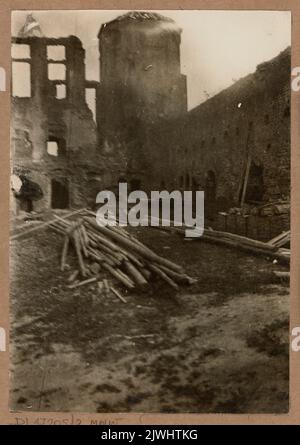 Mir (Bielorussia). Castello – vista dei materiali da costruzione nel cortile. Sconosciuto, fotografo Foto Stock