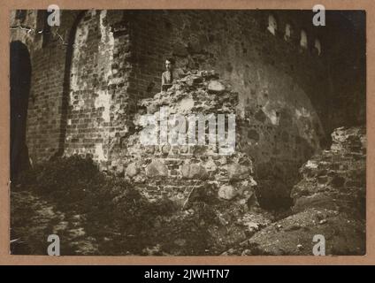 Mir (Bielorussia). Castello - giovane uomo tra le rovine del muro barbicano. Sconosciuto, fotografo Foto Stock