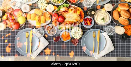 Splendida tavola con cucina tradizionale del giorno del Ringraziamento, vista dall'alto Foto Stock