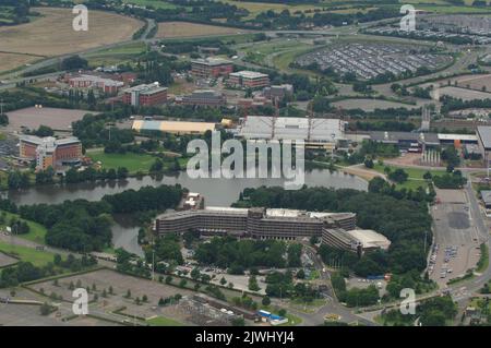 File foto datata 29/07/05 di una vista aerea di Hilton Hotel (primo piano) e del NEC National Exhibition Centre, Birmingham come una nuova stazione HS2 da £370 milioni di dollari porterà circa 1.000 posti di lavoro nelle West Midlands, il sindaco della regione ha detto. I lavori di costruzione preparano il terreno per la stazione di interscambio di Birmingham che serve il NEC, l'aeroporto di Birmingham e Solihull, sono già iniziati, ma l'hub non sarà aperto fino al 2026. La stazione è stata progettata per utilizzare la ventilazione naturale, la luce del giorno, l'energia solare e l'acqua piovana raccolta dal suo tetto, vincendo un premio per le sue credenziali verdi. Situato sul Foto Stock