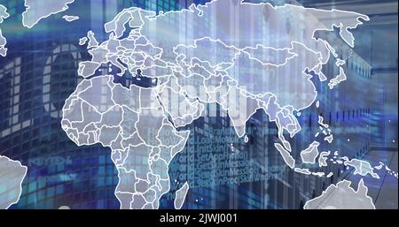 Immagine della mappa del mondo, codifica binaria ed elaborazione dei dati in una stanza vuota del server del computer Foto Stock