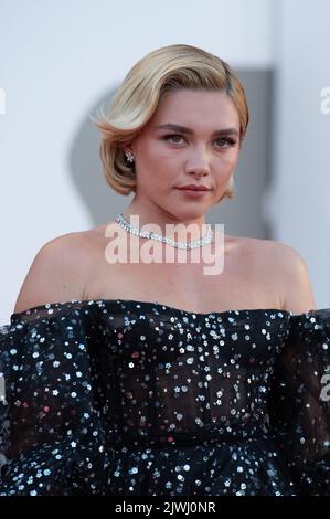 Venezia, Italia. 05th Set, 2022. Florence Pugh partecipa al tappeto rosso "non preoccupare Darling" al 79th° Festival Internazionale del Cinema di Venezia, il 05 settembre 2022 a Venezia. Foto: Pablo Cotello/imageSPACE/Sipa USA Credit: Sipa USA/Alamy Live News Foto Stock