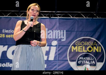 Giorgia Meloni a Cosenza il 30 agosto 2022 durante il tour della campagna elettorale Fratelli D'italia verso la votazione del 25 settembre Foto Stock