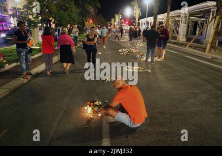 File foto - NIZZA, FRANCIA - 16 LUGLIO: La gente si riunisce e laica tributi sulla Promenade des Anglais il 16 luglio 2016 a Nizza, France.A francese-tunisino attaccante ha ucciso 84 persone mentre ha guidato un camion attraverso la folla, riuniti per guardare un fuochi d'artificio durante le celebrazioni del giorno della Bastiglia. L'attaccante ha poi aperto il fuoco sulle persone della folla prima di essere ucciso dalla polizia.(Foto di Patrick Aventurier/Getty Images) Foto Stock