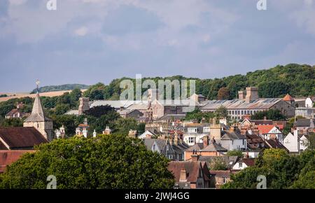 Sopra i tetti di Kingston crinale a sud, in discesa dalla torre ovest Lewes Castello est Sussex sud est Inghilterra Foto Stock