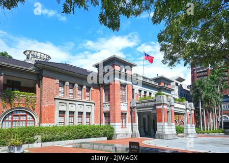 Hsinchu, Taiwan - 15 agosto 2022: L'entrata anteriore dell'edificio degli uffici governativi della città di Hsinchu. Costruito nel 1920s e in mattoni rossi. Foto Stock