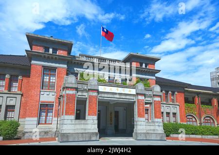 Hsinchu, Taiwan - 15 agosto 2022: L'entrata anteriore dell'edificio degli uffici governativi della città di Hsinchu. Costruito nel 1920s e in mattoni rossi. Foto Stock