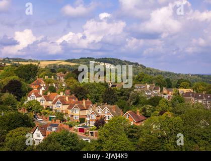 Sopra i tetti di Kingston crinale a sud, in discesa dalla torre ovest Lewes Castello est Sussex sud est Inghilterra Foto Stock