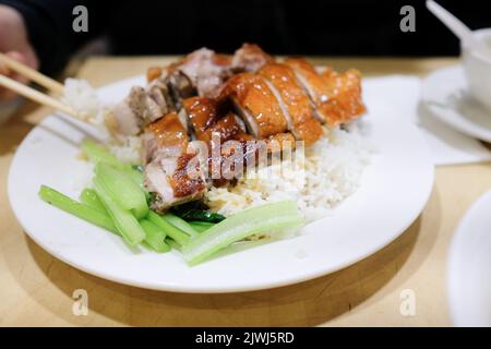 Un piatto di anatra arrosto con riso e verdure al vapore al BBQ One, un ristorante cantonese a Eastwood, Sydney, Australia Foto Stock