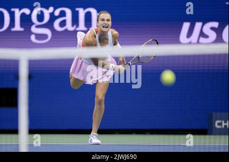 New York, Stati Uniti. 05th Set, 2022. Aryna Sabalenka, di Bielorussia, serve a Danielle Collins, degli Stati Uniti, durante il quarto round dei campionati di tennis degli Stati Uniti Open all'USTA Billie Jean King National Tennis Center di Flushing Meadows Corona Park New York, 5 settembre 2022. (Foto di Anthony Behar/Sipa USA) Credit: Sipa USA/Alamy Live News Foto Stock