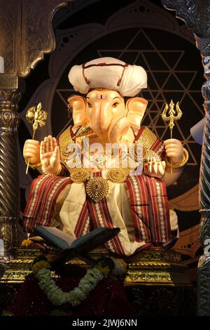 02 settembre 2022, Pune, Maharashtra, India, bella scultura di Lord Ganesh chiamata Tambdi Jogeshwari Ganpati vicino ABC chowk, Pune, Foto Stock