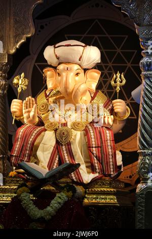 02 settembre 2022, Pune, Maharashtra, India, bella scultura di Lord Ganesh chiamata Tambdi Jogeshwari Ganpati vicino ABC chowk, Pune, Foto Stock