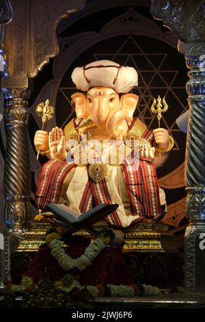 02 settembre 2022, Pune, Maharashtra, India, bella scultura di Lord Ganesh chiamata Tambdi Jogeshwari Ganpati vicino ABC chowk, Pune, Foto Stock