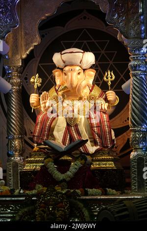 02 settembre 2022, Pune, Maharashtra, India, bella scultura di Lord Ganesh chiamata Tambdi Jogeshwari Ganpati vicino ABC chowk, Pune, Foto Stock