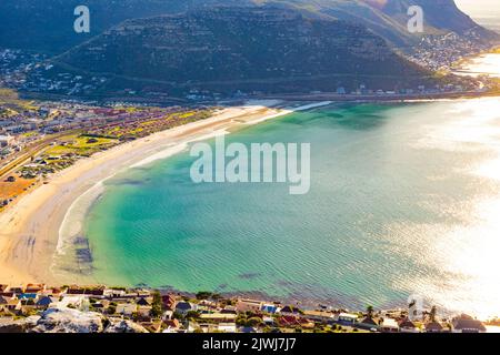 Fish Hoek quartiere residenziale vista dalla cima della catena montuosa locale Foto Stock