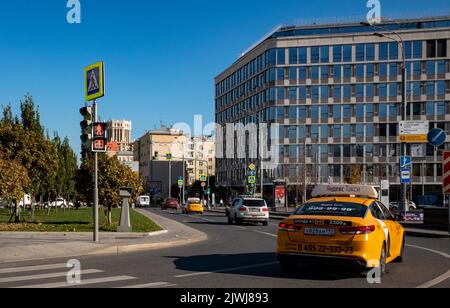 12 ottobre 2021, Mosca, Russia. Un'autovettura del servizio taxi Yandex su una delle strade della capitale russa. Foto Stock